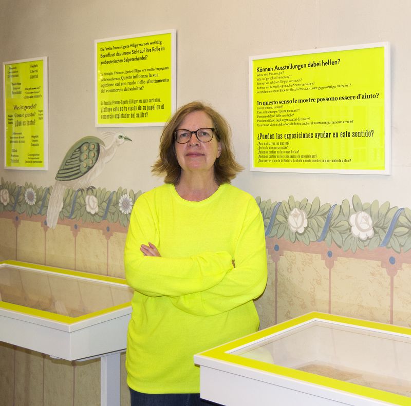 Ariane Karbe steht in einer Ausstellung